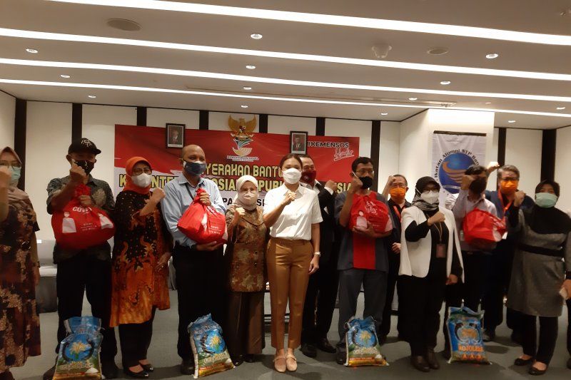 podiumnews.com-Kemensos Bagi 1.536 Paket Sembako Bagi Karyawan Hotel Terdampak Pandemi